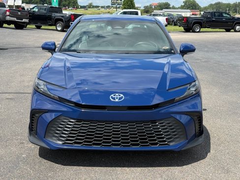 Used 2025 Toyota Camry SE FWD image 3