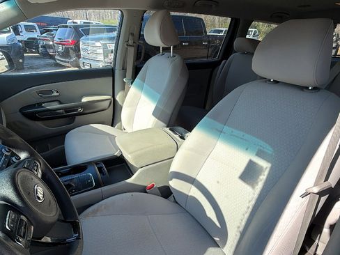 Used 2017 Kia Sedona LX FWD image 17