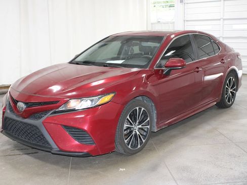 Used 2018 Toyota Camry SE FWD image 3