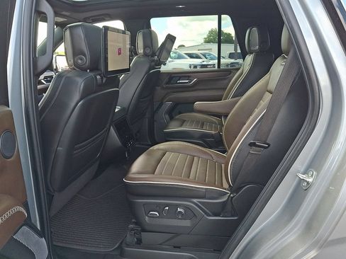 Used 2025 GMC Yukon Denali Ultimate AWD/4WD image 10