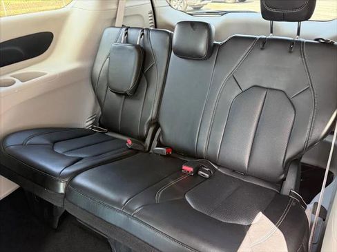 Certified 2023 Chrysler Pacifica Touring-L FWD image 12
