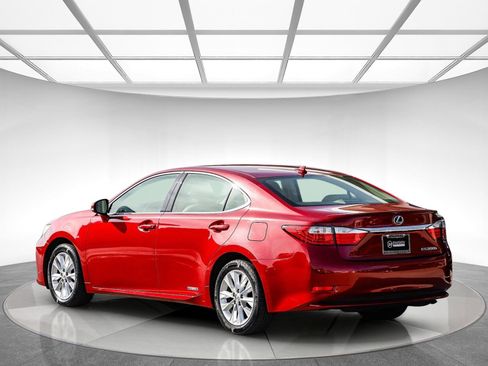 Used 2014 Lexus ES 300h w/ Luxury Package w/Bamboo Trim image 2