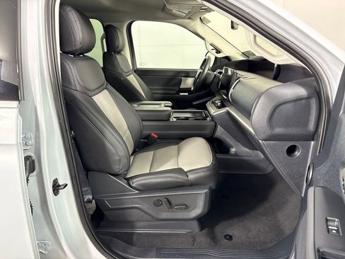 Certified 2025 Ford Expedition Active image 8