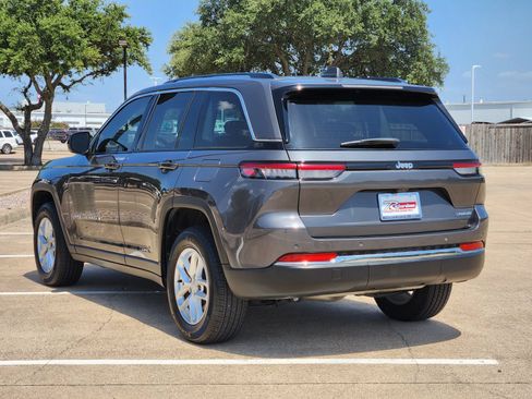 Used 2023 Jeep Grand Cherokee Laredo w/ Luxury Tech Group I RWD image 4