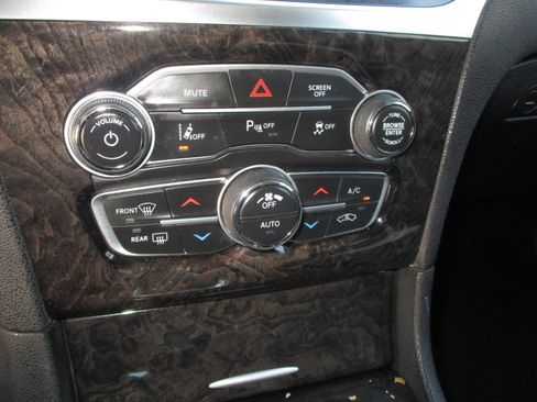 Used 2019 Chrysler 300 Limited w/ Safetytec Plus Group image 29