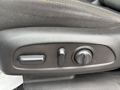 Used 2021 Chevrolet Traverse LT image 25