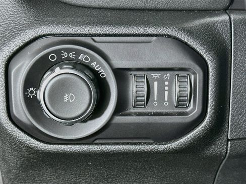 Used 2018 Jeep Wrangler Unlimited Sahara w/ Cold Weather Group AWD/4WD image 16