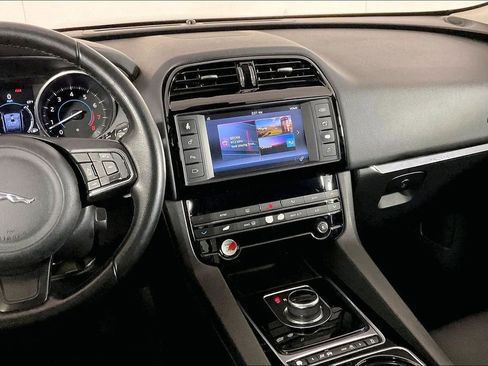 Used 2017 Jaguar F-PACE Premium image 5