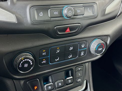 Used 2020 GMC Terrain SLE w/ Elevation Edition image 23