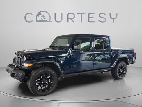 Used 2025 Jeep Gladiator Sport AWD/4WD image 1