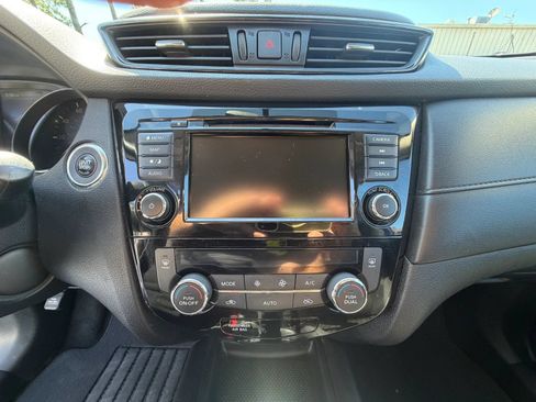 Used 2018 Nissan Rogue SV w/ Premium Package FWD image 16