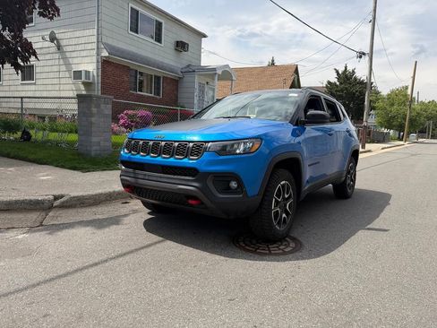 Used 2025 Jeep Compass Trailhawk AWD/4WD image 2