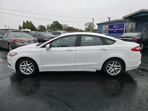 Used 2016 Ford Fusion SE FWD image 2