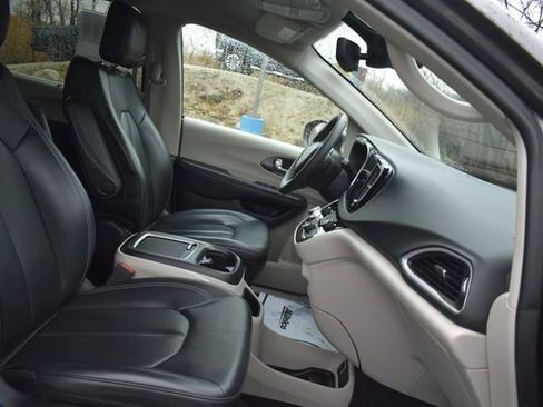 Used 2023 Chrysler Pacifica Touring-L FWD image 13