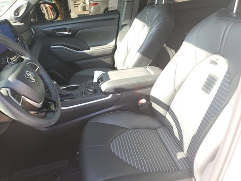 Certified 2026 Toyota Highlander XSE AWD/4WD image 18