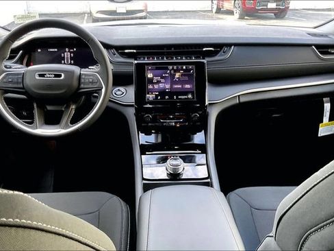 New 2025 Jeep Grand Cherokee Laredo image 4