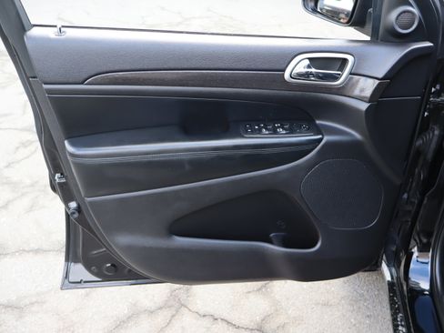 Used 2018 Jeep Grand Cherokee Altitude image 15