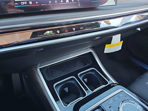 New 2025 BMW i7 xDrive60 w/ Premium Package image 25