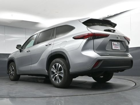 Certified 2024 Toyota Highlander XLE image 30