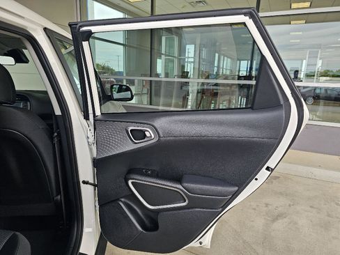 Used 2025 Kia Soul LX w/ LX Technology Package FWD image 13