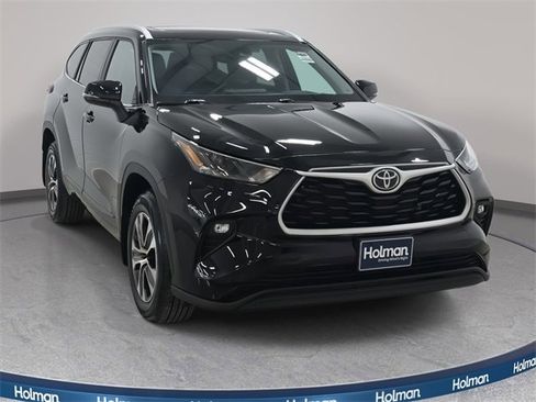 Used 2023 Toyota Highlander XLE image 4