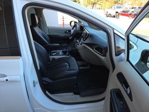 Used 2024 Chrysler Pacifica Touring-L image 49