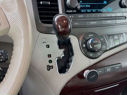 Used 2011 Toyota Sienna XLE image 21