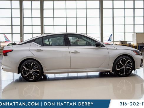 Used 2024 Nissan Altima 2.5 SR FWD image 31