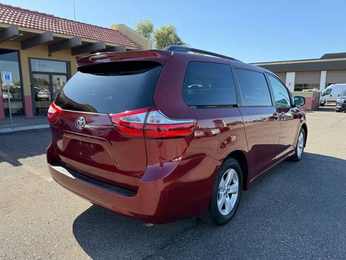 Used 2018 Toyota Sienna LE image 10