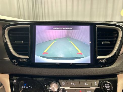 Used 2024 Chrysler Pacifica Touring-L image 18