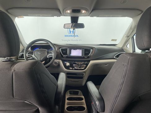 Used 2022 Chrysler Voyager LX image 7