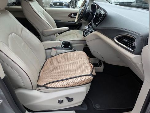 Used 2019 Chrysler Pacifica Limited image 31