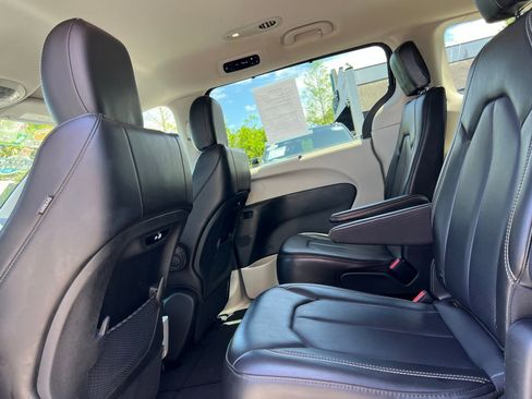 Used 2023 Chrysler Pacifica Touring-L image 45