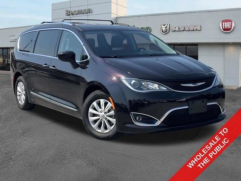 Used 2018 Chrysler Pacifica Touring-L FWD image 1
