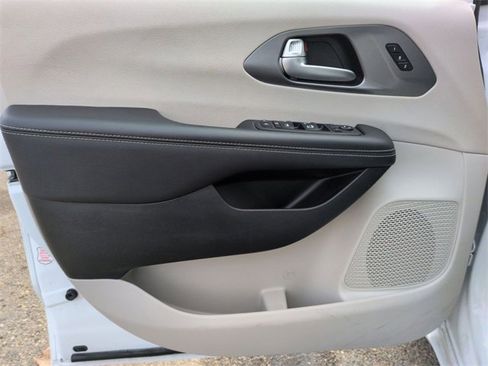 Used 2023 Chrysler Pacifica Touring-L image 14