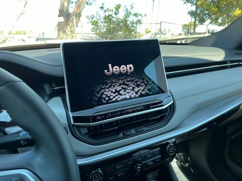 Used 2025 Jeep Compass Limited image 17