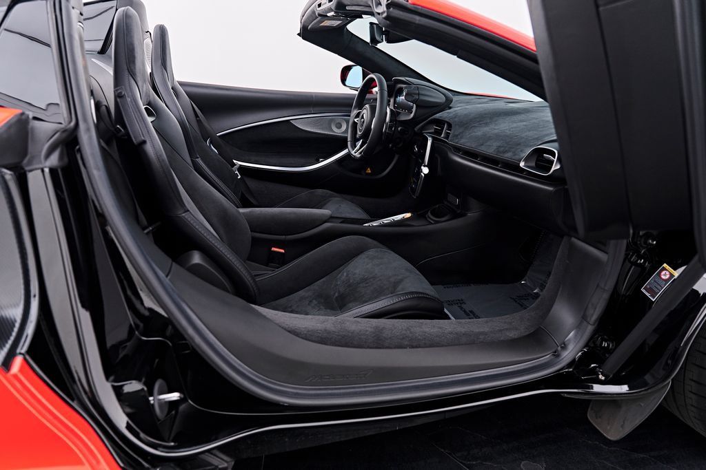 Used 2025 McLaren Artura Spider RWD image 42