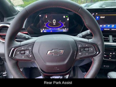Used 2024 Chevrolet Trax RS w/ Sunroof Package FWD image 11