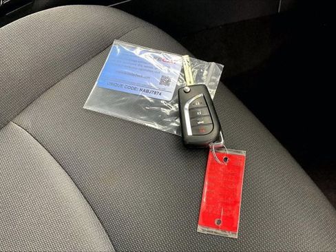 Used 2022 Toyota Corolla LE image 11