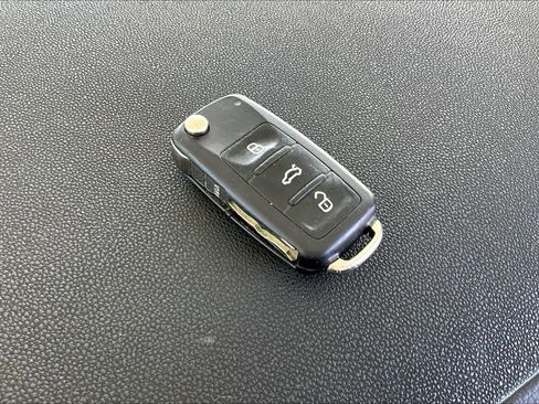 Used 2014 Volkswagen Tiguan SE image 31