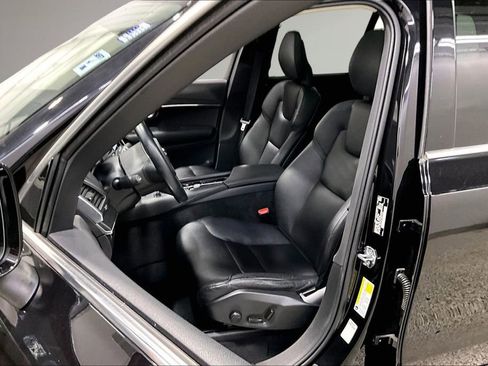 Used 2020 Volvo XC90 T6 Momentum AWD/4WD image 22