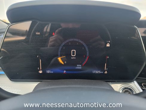 Used 2025 Chevrolet Trax LT w/ LT Convenience Package image 19