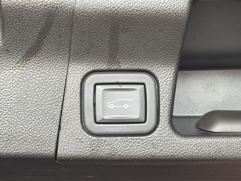 Certified 2023 GMC Acadia SLE w/ Driver Convenience Package image 16