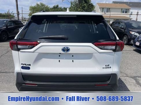 Used 2022 Toyota RAV4 LE AWD/4WD image 4