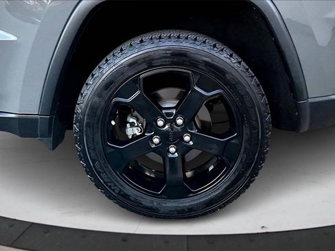 Used 2019 Jeep Grand Cherokee Laredo image 34