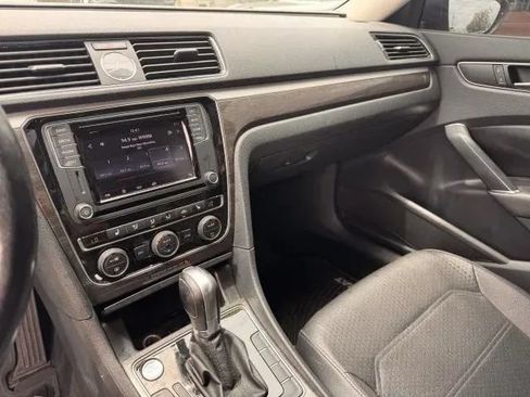 Used 2017 Volkswagen Passat 1.8T SE w/ SE Lighting Package FWD image 9