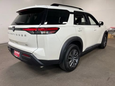 Used 2024 Nissan Pathfinder SV FWD image 3