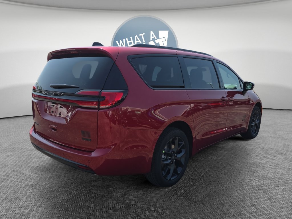 New 2027 Chrysler Pacifica Select AWD/4WD image 3