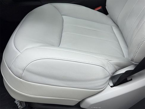 Used 2025 Land Rover Range Rover Sport image 33