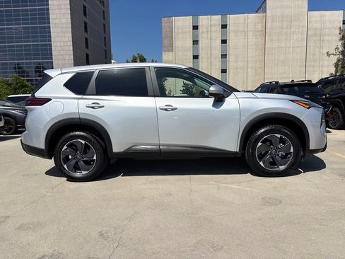 Used 2025 Nissan Rogue SV FWD image 2